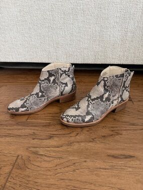 Dolce Vita - Size 8.5 Snake-Print Leather Ankle Boots in Beige and Black
